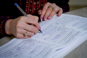 the girl leaves a signature on the marriage certificate