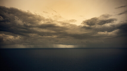 Obraz premium Regenschauer auf dem Meer.