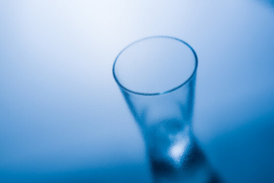 Blue glass under matt glass plate.
