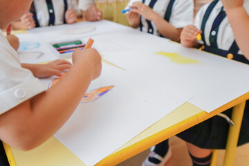 お絵描きをする子供