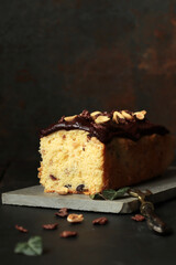 Nusskuchen (Kastenkuchen) mit Schokoladenglasur und Schokoladenchips