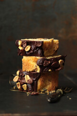 Nusskuchen (Kastenkuchen) mit Schokoladenglasur und Schokoladenchips