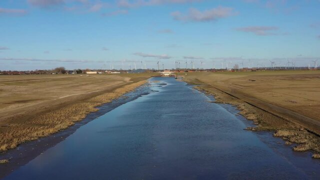Flug von der Nordsee &uuml;ber den alten Hafenstrom zum Rugenorter Loch bei Friedrichskoog, Teil 1-2 Dithmarschen, Schleswig Holstein, Deutschland
