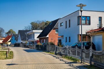 erkner, deutschland - wohnsiedlung mit verschiedenen neubauten