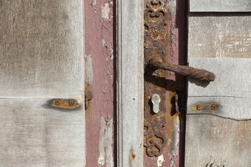 Entrée et  poignée de porte rouillée.