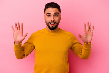 Naklejka premium Young mixed race man isolated on pink background
