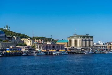Obraz premium Panoramic view of Podol district and Dnypro river from pedestrian bridge in Kyiv, Ukraine on August 30, 2020. 