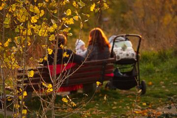 Park mit Familie auf einer Sitzbank