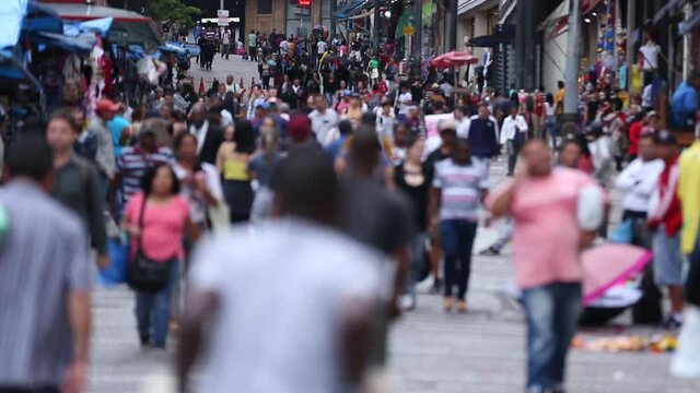 Pessoas desfocada andando na ladeira Porto Geral, famosa rua comercial no centro hist&oacute;rico de S&atilde;o Paulo.