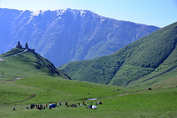 Village crossed by the Georgian military road, near the Russian border, at the foot of the extinct volcano Kazbek
