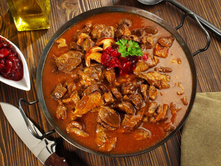 Gulasch vom Schwein in einer Pfanne