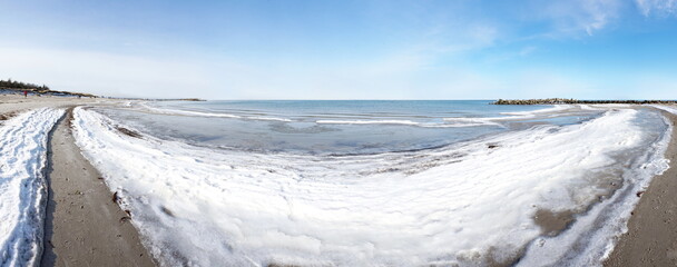 Fototapeta na wymiar Ostsee Strand im Winter mit Schnee und Eis
