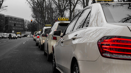 Wartenede Taxis am Taxistand Treptower Park