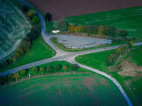 vue a&eacute;rienne d'un carrefour en for&ecirc;t &agrave; Ligni&egrave;res-en-Vimeux dans la Somme en France