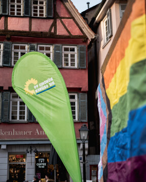 LGBTQ+ Flagge und Flagge der politischen Partei B&uuml;ndnis 90 Die Gr&uuml;nen - Symbolbild