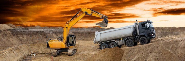 Bagger bei der Arbeit auf einer Baustelle