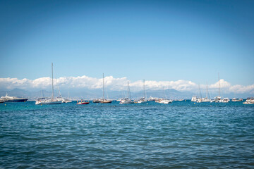Jachty zacumowane nieopodal wybrzeża. Widok od strony wody, Cannes, Francja - obrazy, fototapety, plakaty
