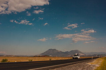 Carretera con montaña y auto 