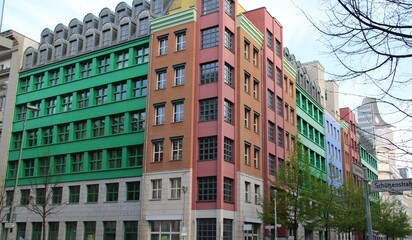Bunte Gebäude im Zentrum von Berlin
