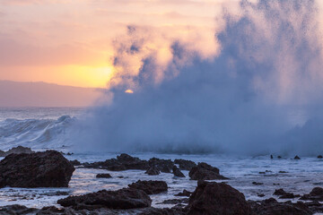 Fototapeta na wymiar USA, Hawaii, Oahu, North Shore and waves crashing ashore right at sunset