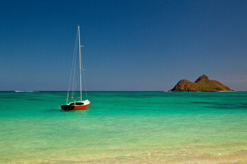 USA, Hawaii, Oahu, Lanikai Beach with tropical blue water and islands off shore