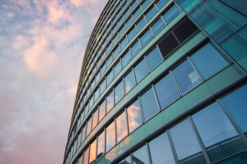Modernes Gebäude mit Glasfront	