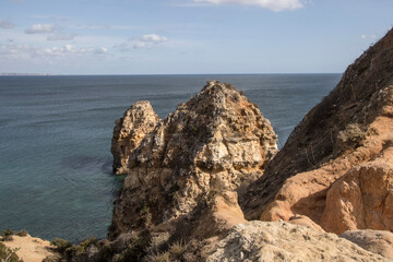 Fototapeta na wymiar Atlantic coast cliffs and rocks on the beaches of the Algarve