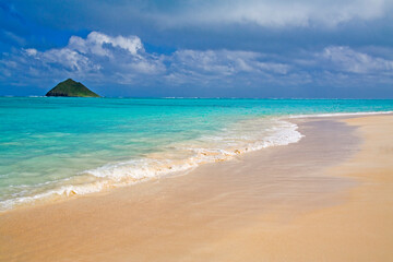 Fototapeta premium USA, Hawaii, Oahu, Lanikai Beach with tropical blue water and islands off shore
