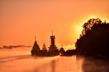 Naklejka premium amanecer en rio parana