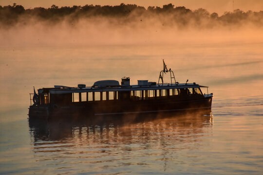 amanecer en rio parana lancha colectivo