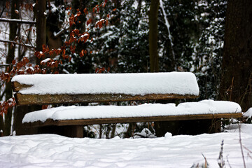 Bank im Schnee