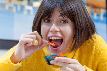 Giovane donna allegra mangia cibo messicano
