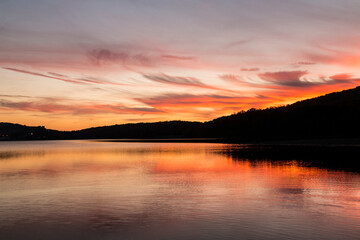 Fototapeta premium dramatic sunset landscape in Rocky Gap State Park in Maryland.