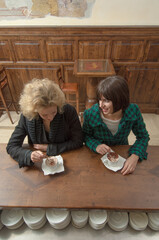 Due giovani donne si rilassano con un cappuccino In un bar storico