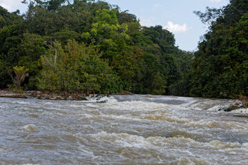 Saut sur la rivière Lawa en Guyane française © galaad973