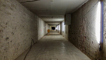 Fototapeta na wymiar old abandoned endless corridor
