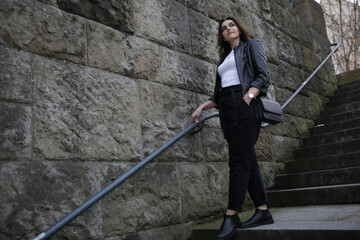 Schönen Frau an der Treppe