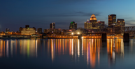 Fototapeta na wymiar Skyline at dusk, Louisville, Kentucky.