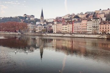 vue sur le quartier du vieux Lyon au bord de la Saône 
 le matin à l'aube dans la cité européenne de Lyon