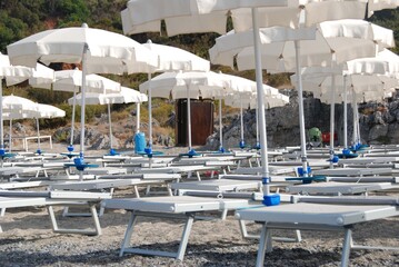 Fototapeta na wymiar Beach with umbrellas and deckchairs on the beach