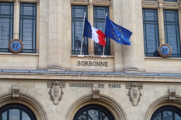 Façade du bâtiment de la Sorbonne, célèbre université de Paris, avec un drapeau français et un drapeau européen (France)