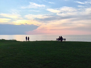 Obraz na płótnie Canvas Couples enjoying the view from sunset beach, Niagara on the Lake, Ontario, Canada.