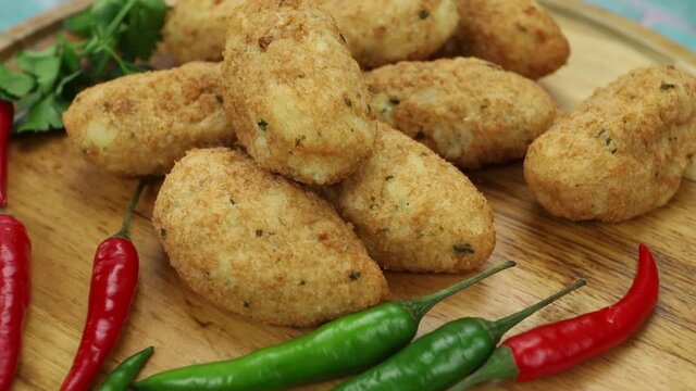 beignets de morue sur une planche &agrave; d&eacute;couper