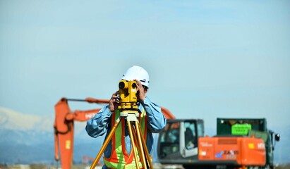 建設工事・測量するエンジニア
