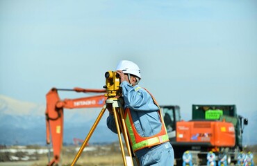 建設工事・測量するエンジニア
