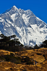 Obraz premium Trekkers on the Everest Base Camp Trek and the south face of Lhotse (8.516m), the fourth highest mountain in the world, Sagarmatha National Park, Solukhumbu, Nepal.