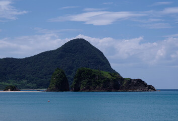 夏の穏やかなビーチリゾート　綺麗な青色