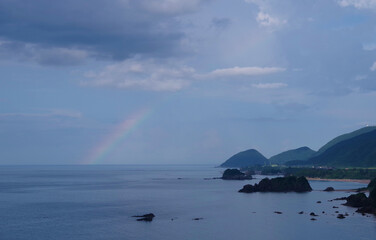海辺にかかる虹　夏の光景