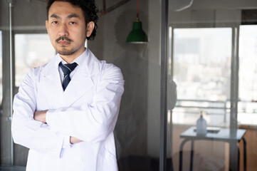 アジアのイケメン日本人男性ドクター　コピースペースあり