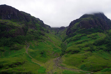 スコットランドの山間の風景　険しい山並みとトレッキングコース